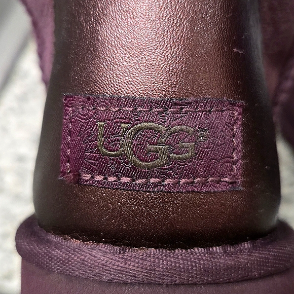 Womens UGGS  CLASSIC SHORT ll  Metallic Boots - Picture 1 of 9